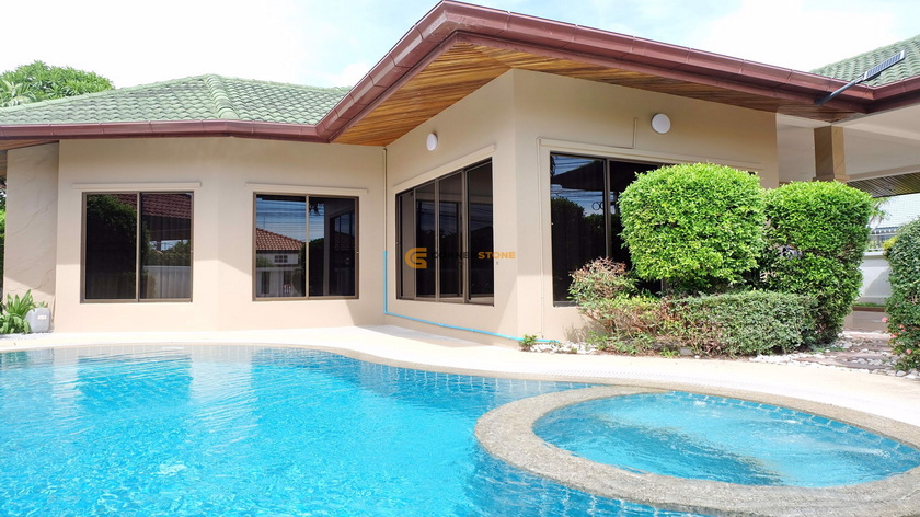 private pool villa in SP Privacy East Pattaya with large garden and secure village